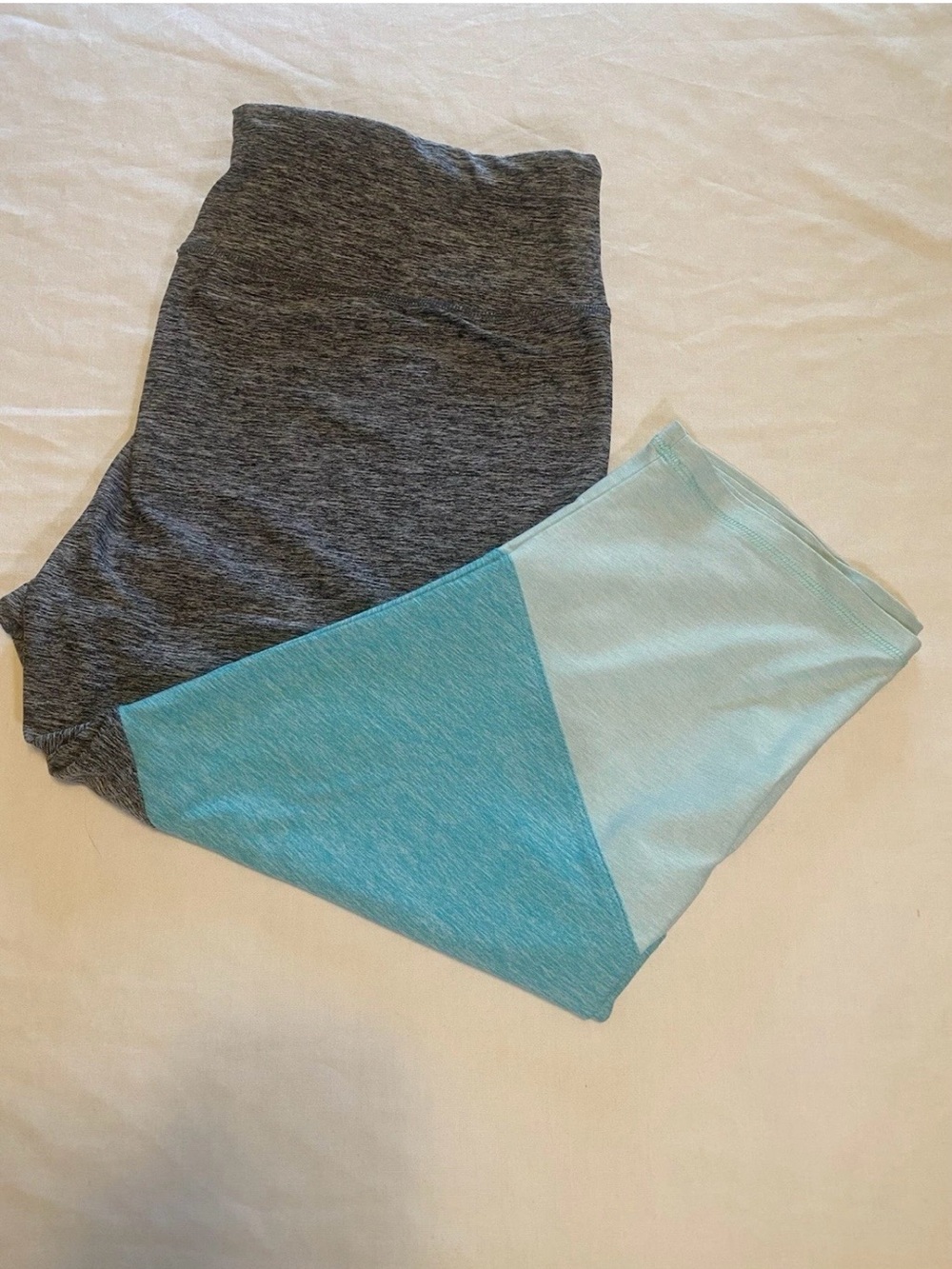 Athletic Works DriWorks
Colorblock Mid-High Rise Capri
Leggings Size XL 16-18